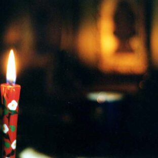 お仏壇にろうそくをお供えするのはなぜ？