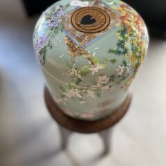 「四季の花と家紋を描いたオーダーメイド骨壷」〜ご依頼品