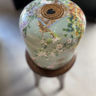 「四季の花と家紋を描いたオーダーメイド骨壷」〜ご依頼品